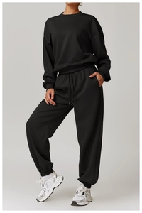 Details des schwarzen Sportsets mit Kordelzug und Rippbündchen am Stoffgewebe