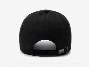 Détail de casquette noire à texture gaufrée avec boucle métallique ajustable