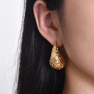 Golden hammer-textured teardrop earrings for women in a vintage minimalist style