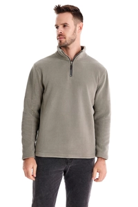 Détail du sweat-shirt en polaire grise pour homme montrant le col montant et le demi-zip