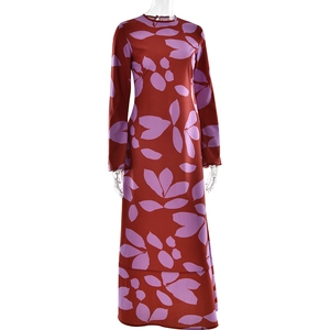 Détail de la robe longue rouge à manches longues avec motifs de feuilles roses