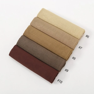 Detalle de hijabs coloridos de algodón modal con textura de dobladillo de alta calidad
