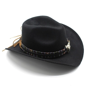 Chapeau de cowboy noir en feutre avec bande ethnique et ornement crâne de taureau