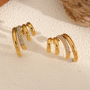 Boucles d'oreilles créoles entrelacées en or 18 carats ornées de cristaux de zircon