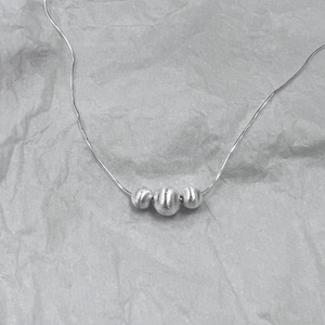 Collana minimalista in argento S925 con tre perle satinate su una catena sottile