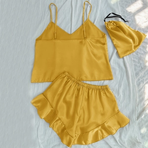 Ensemble pyjama 3 pièces en satin jaune avec caraco, short à volants et sac de rangement