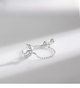 Dettaglio macro dell'anello a catena in argento S925 con design a mezzaluna micro-pave