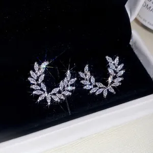 Orecchini a perno in argento con zirconi a forma di spiga di grano in scatola di velluto nero
