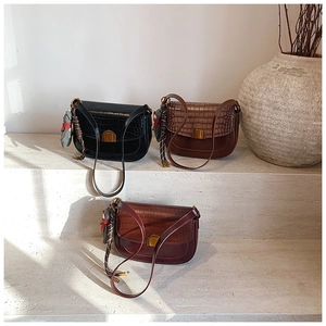Détails des sacs selle à motif crocodile en noir, café et rouge foncé élégants