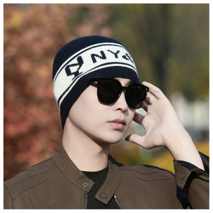 Gros plan sur le motif NY tricoté bleu et blanc de ce bonnet d'hiver élégant et chaud