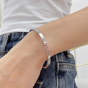 Minimalist silver stainless steel bracelet with geometric square links for women