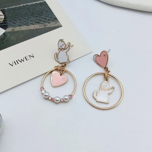 Detailed view of asymmetric cat earrings with pink heart, pearl and sparkling rhinestones