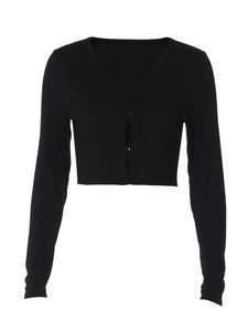 Detail eines schwarzen langärmeligen kurzen Cardigans mit Knöpfen und Rippstrick