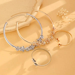 Dettaglio del set di girocollo e bracciale a fiore con piccoli diamanti in oro e argento