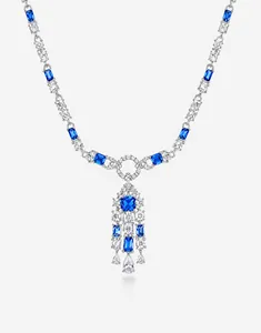 Vista detallada del collar con borlas de piedras preciosas azules y blancas brillantes