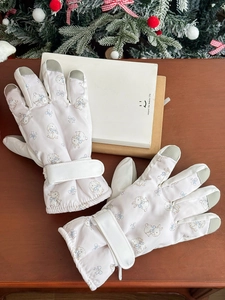 Detail von Skihandschuhen mit Hasenprint, Touchscreen-Fingerkuppen und Handgelenkschlaufen