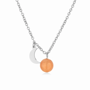 Détail du collier croissant de lune argenté avec pendentif en pierre fine orange