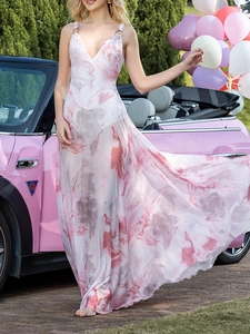 Robe longue à imprimé marbre rose avec col en V à côté d'une voiture décapotable