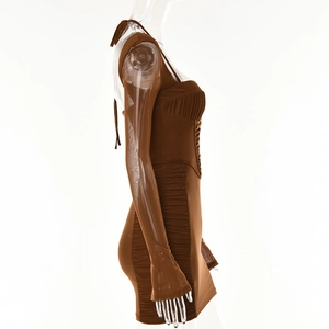 Detailaufnahme des braunen Bodycon-Kleids mit seitlichen Raffungen und Rückenausschnitt