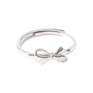 Anello aperto con fiocco in argento sterling S925 con fascia regolabile su sfondo bianco
