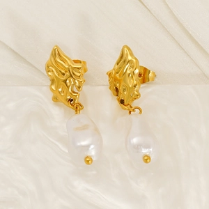 Orecchini in acciaio al titanio placcati oro 18k con perle barocche irregolari