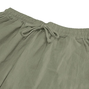 Détail du pantalon en lin vert mousse avec taille élastique et cordon de serrage