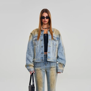 Dettaglio della giacca di jeans vintage lavata con finitura gialla e dettagli a croce
