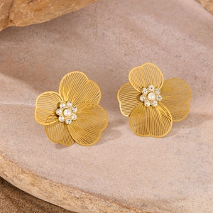 Eleganti orecchini a fiore dorati con petali traforati, perla e cristalli scintillanti