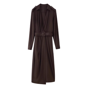 Robe midi boutonnée marron foncé avec col en V, manches longues, épaulettes et ceinture