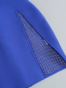 Détail de la robe en tricot bleu avec inserts en résille à strass et tissu texturé