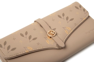 Detailansicht der khakifarbenen Brieftasche mit Blattmuster und goldenem Blattverschluss
