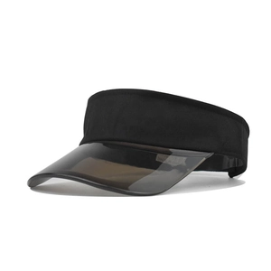 Détail de visière solaire sport noire avec bord gris translucide et bandeau textile