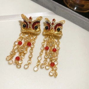 Détail des boucles d'oreilles danse du lion avec zircon, perles et glands dorés