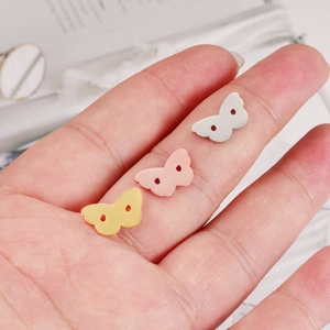 Schmetterling-Anhänger in Gold, Silber und Roségold für DIY-Schmuck auf der Handfläche
