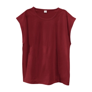 Detailweergave van het katoenen label en de ronde hals van een rood mouwloos shirt