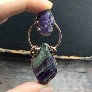 Vista detallada de un colgante vintage bohemio con piedras de amatista y fluorita