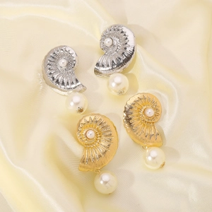 Boucles d'oreilles conque en métal style plage avec perles blanches en or et argent