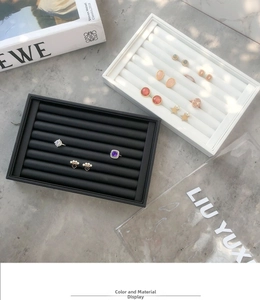 Vue détaillée du plateau à bijoux en velours pour bagues et boucles d'oreilles noir et blanc