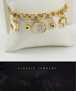 Détail d'un bracelet plaqué or 18K avec breloques carte d'Afrique et perles d'acier polies
