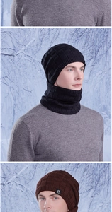 Détail du bonnet en tricot d'hiver et du cache-cou doublés de polaire pour l'extérieur