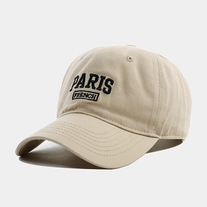 Détail de la broderie de lettres premium sur une casquette de baseball en coton