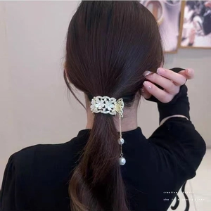 Pince à cheveux lotus blanc élégante avec papillon doré et longs glands en perles sur cheveux