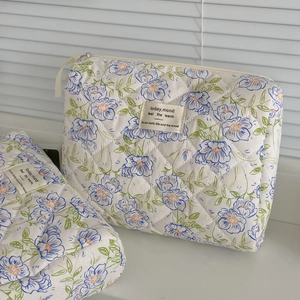 Blue floral quilted makeup bag with large capacity and portable zipper closure