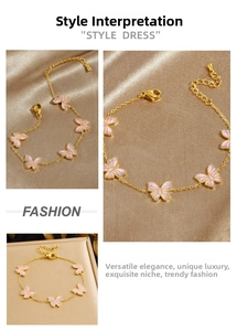 Détail macro du bracelet plaqué or avec cinq pendentifs papillons en émail rose-violet