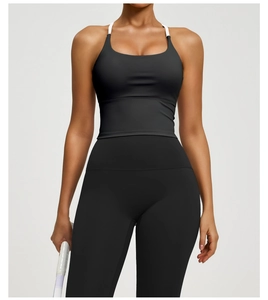 Nahaufnahme von schwarzem Sport-BH mit Trägern und Leggings aus weichem Stretchmaterial