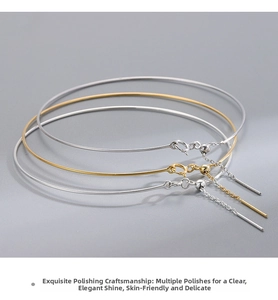 Dettaglio di bracciali elastici in argento S925 e oro con finitura lucidata a specchio