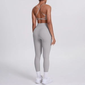 Détail de la brassière à bretelles croisées et legging taille haute en nylon gris