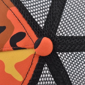 Détail macro d'une casquette camouflage orange avec doublure Oxford et mesh