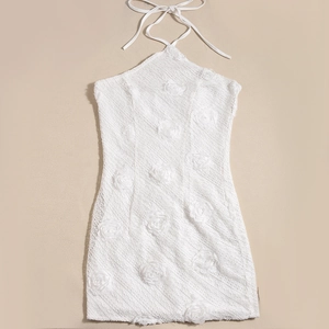 Vue détaillée de la robe dos nu blanche avec dentelle florale 3D et rose en relief
