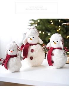 Trois bonhommes de neige en peluche de tailles variées pour décoration de Noël